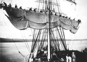 1280px-Medway_(ship,_1902)_-_crew_unfurling_sails_on_the_barque_in_1910_